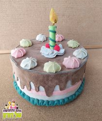 עוגת יום הולדת מלאכותית