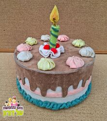 עוגת יום הולדת מלאכותית