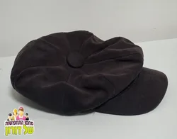 כובע קסקט מחלק עיתונים תקופתי